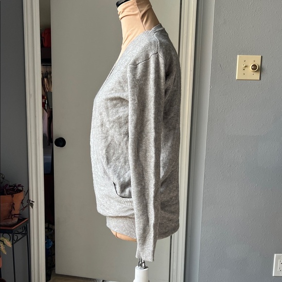 Elegant Gray V-Neck Sweater - Picture 2 of 5